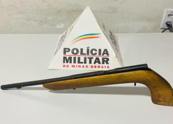 Jovem é preso com arma de fogo após ameaçar pessoas em Montalvânia