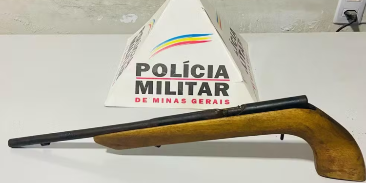 Jovem é preso com arma de fogo após ameaçar pessoas em Montalvânia