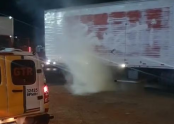 Ao notarem fogo em rodas, policiais vão atrás de caminhão e combatem incêndio com extintor de viatura em Montes Claros