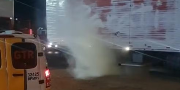 Ao notarem fogo em rodas, policiais vão atrás de caminhão e combatem incêndio com extintor de viatura em Montes Claros