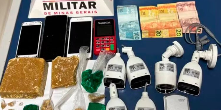 Policiais apreendem drogas em casa que tinha sistema de monitoramento com sete câmeras em Janaúba