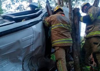 Adolescente de 16 anos fica preso às ferragens depois de carro capotar e parar em ribanceira em Claro dos Poções