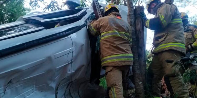Adolescente de 16 anos fica preso às ferragens depois de carro capotar e parar em ribanceira em Claro dos Poções