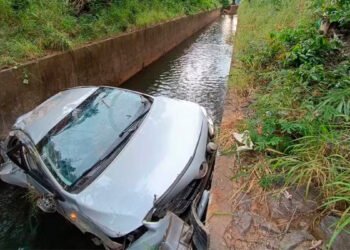 Mãe e filha de 6 anos ficam feridas após carro cair dentro de córrego em Montes Claros