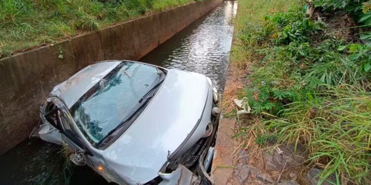 Mãe e filha de 6 anos ficam feridas após carro cair dentro de córrego em Montes Claros