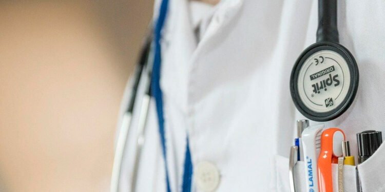 Médico é preso por estupro e importunação sexual contra seis mulheres em cidade de Minas