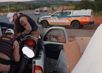 Motocicleta com sinais de adulteração é apreendida sendo transportada entre colchões em carroceria de caminhonete, em MG