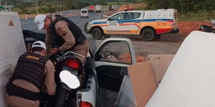 Motocicleta com sinais de adulteração é apreendida sendo transportada entre colchões em carroceria de caminhonete, em MG