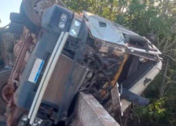 Motorista cai de ponte após tombamento de caminhão na MG-451