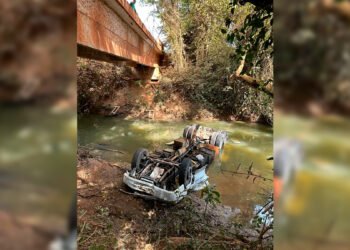Motorista morre após caminhão despencar de ponte e cair dentro de rio, em Natalândia