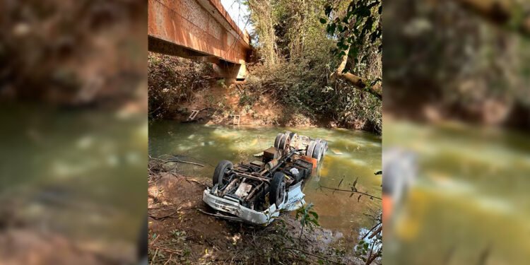 Motorista morre após caminhão despencar de ponte e cair dentro de rio, em Natalândia