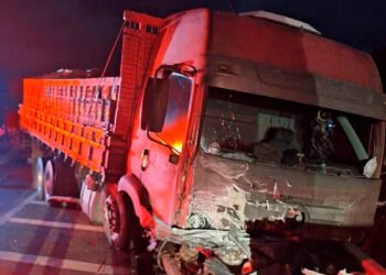 Motorista morre após ficar preso às ferragens de carro na BR-251