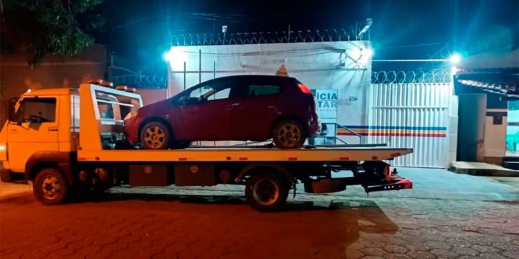 Motorista com suspeita de embriaguez é preso ao dirigir fazendo zigue-zague em avenida de Virgem da Lapa