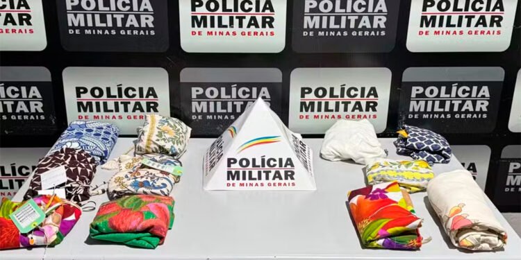 Mulher pega roupas na condicional em Araçuaí, entra em ônibus para BH e acaba presa por estelionato em Padre Paraíso