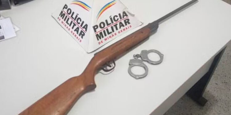 Policiais encontram mulher trancada no quarto e prendem namorado dela por ameaça em Montes Claros