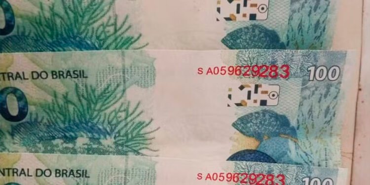 Homens caem em golpe ao comprar notas falsas pela internet e acabam presos em Francisco Dumont