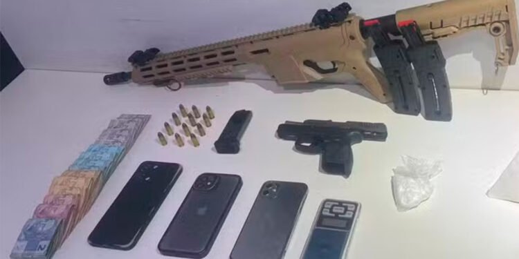Abordagem a dois homens que tinham acabado de comprar pistola termina com três presos e apreensão de armas, cocaína e R$ 10 mil