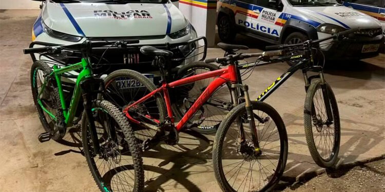 Homem entrega filhos à PM após eles fugirem de abordagem para apurar furto de bicicletas em Arinos