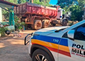 Pai sofre infarto e morre ao tentar impedir o filho de jogar caminhão contra a casa, em MG