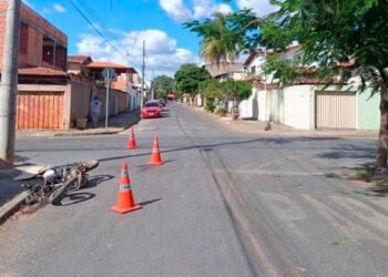 Passageira de moto fica gravemente ferida após acidente com caminhão estacionado em Montes Claros