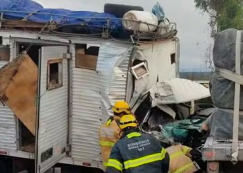 Passageiro morre e motorista fica ferido após caminhão bater na traseira de carreta parada na BR-251, em Santa Cruz de Salinas