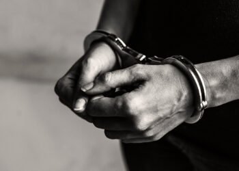 Pessoa presa com algemas