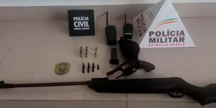 Policiais apreendem armas, munições e pinos de cocaína durante operação em Pirapora
