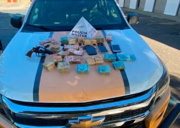 Polícia aborda carro que transitava pelo acostamento da BR-135 e encontra quase R$ 100 mil escondidos