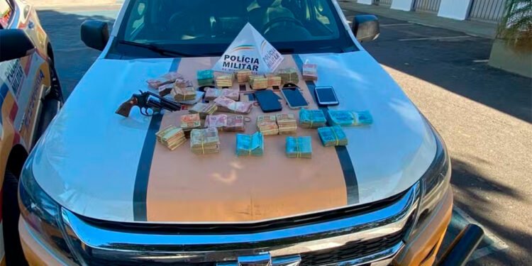 Polícia aborda carro que transitava pelo acostamento da BR-135 e encontra quase R$ 100 mil escondidos