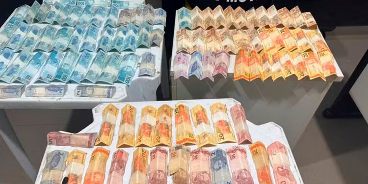 Polícia Militar apreende mais de R$ 5 mil e drogas guardados dentro de uma casa em Curvelo; um homem foi preso