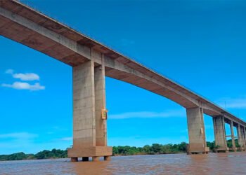 Ponte sobre o Rio São Francisco, entre Januária e Pedras de Maria da Cruz, não corre risco de cair, diz DER