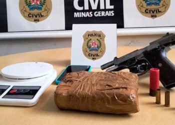 Suspeito de envolvimento em homicídio é preso após PC encontrar arma e maconha na casa dele, em Curvelo