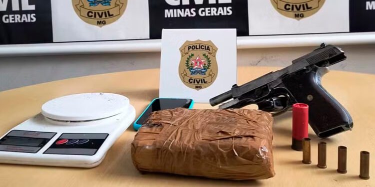 Suspeito de envolvimento em homicídio é preso após PC encontrar arma e maconha na casa dele, em Curvelo