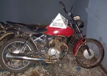 Polícia prende motociclista que era filmado enquanto empinava moto em Francisco Dumont