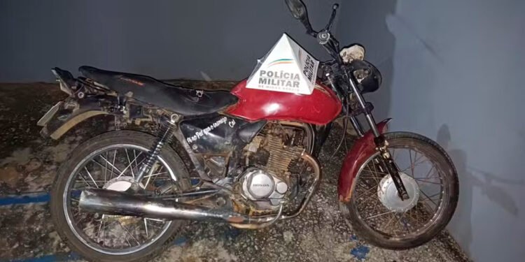 Polícia prende motociclista que era filmado enquanto empinava moto em Francisco Dumont