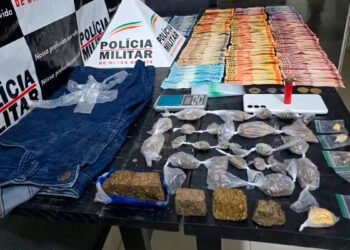 Dois homens são presos após PM apreender drogas e dinheiro dentro de lixo de banheiro e em lote