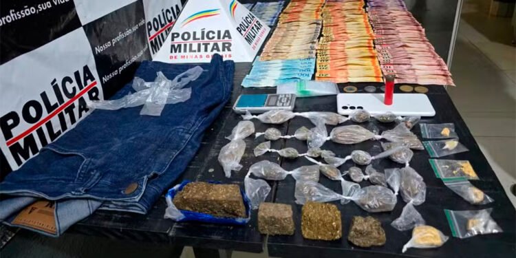 Dois homens são presos após PM apreender drogas e dinheiro dentro de lixo de banheiro e em lote