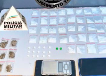 Polícia apreende cocaína e ecstasy em casa apontada como ponto de tráfico de drogas, em Unaí; dois homens foram detidos