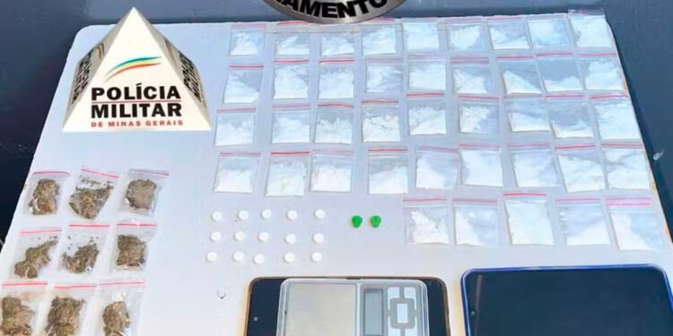 Polícia apreende cocaína e ecstasy em casa apontada como ponto de tráfico de drogas, em Unaí; dois homens foram detidos
