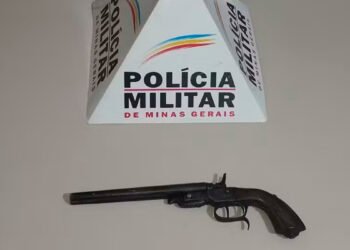 Homem atira para testar arma após limpá-la e acaba preso pela PM em São Romão