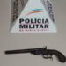 Homem atira para testar arma após limpá-la e acaba preso pela PM em São Romão