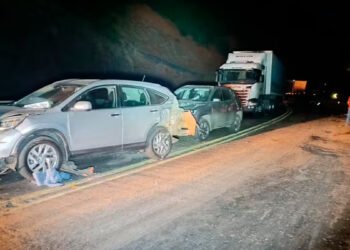 Três pessoas ficam feridas em acidente envolvendo oito veículos na BR-135, na Serra de Bocaiuva