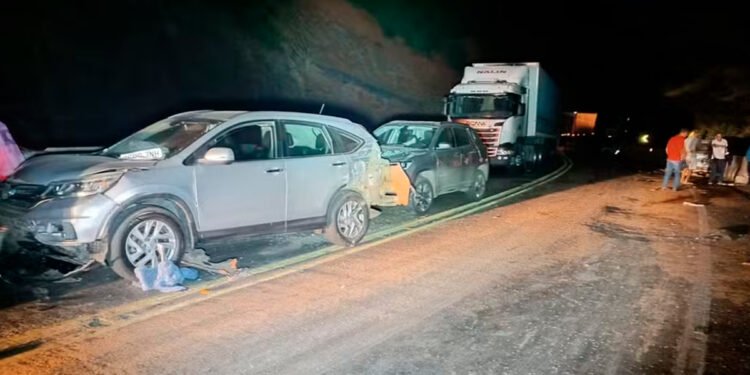 Três pessoas ficam feridas em acidente envolvendo oito veículos na BR-135, na Serra de Bocaiuva