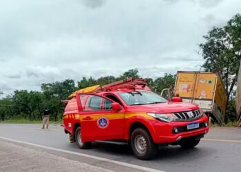 Acidente na BR-040 envolvendo três caminhões deixa uma pessoa morta em Três Marias