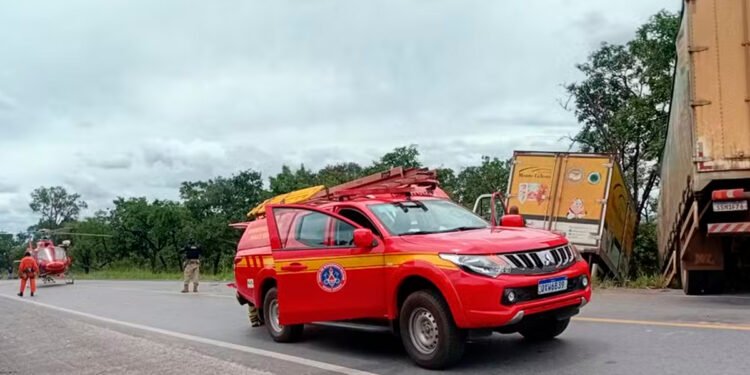 Acidente na BR-040 envolvendo três caminhões deixa uma pessoa morta em Três Marias