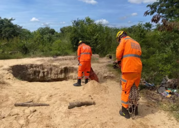 Após deslizamento, homem cai em buraco de quase 2 metros em Janaúba