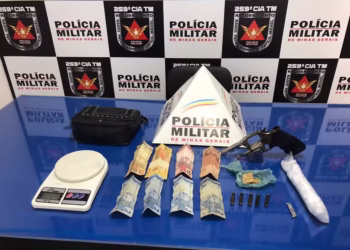 PM apreende crack na casa de homem que forneceu endereços falsos ao ser abordado com arma na cintura enquanto segurava criança