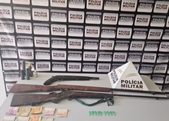 Espingardas são apreendidas após denúncias de que homem estaria andando armado e causando pânico na zona rural de Rubelita