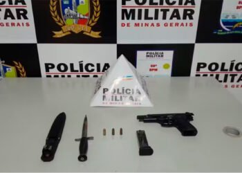 Ao ser preso com punhal e réplica de arma, homem diz que teve desavenças com funcionários de supermercado e queria tirar satisfações