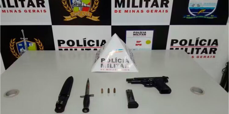 Ao ser preso com punhal e réplica de arma, homem diz que teve desavenças com funcionários de supermercado e queria tirar satisfações